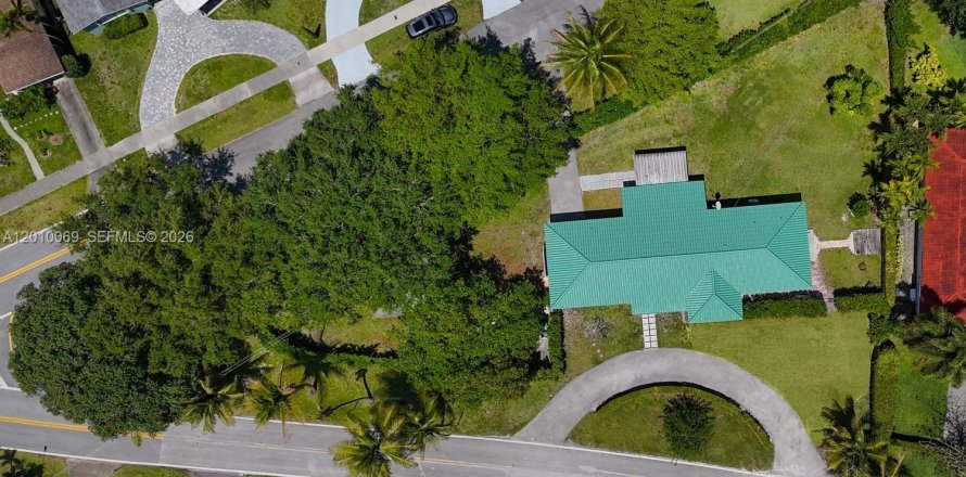 House in Miami, Florida 4 bedrooms, 152.45 sq.m. № 2073071