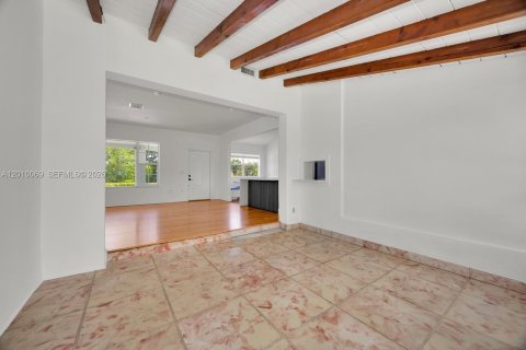 House in Miami, Florida 4 bedrooms, 152.45 sq.m. № 2073071 - photo 13