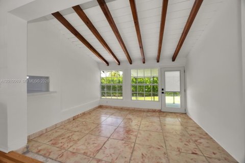 House in Miami, Florida 4 bedrooms, 152.45 sq.m. № 2073071 - photo 12