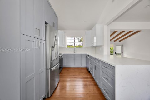 House in Miami, Florida 4 bedrooms, 152.45 sq.m. № 2073071 - photo 9