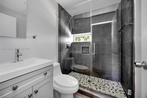 House in Miami, Florida 4 bedrooms, 152.45 sq.m. № 2073071 - photo 22
