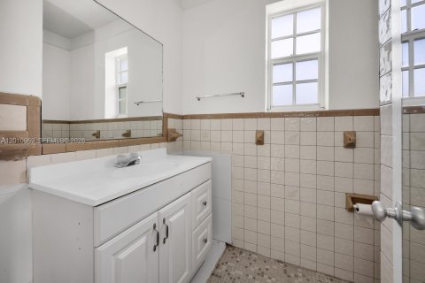 House in Miami, Florida 4 bedrooms, 152.45 sq.m. № 2073071 - photo 16