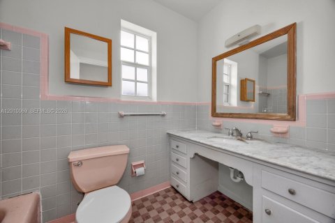 House in Miami, Florida 4 bedrooms, 152.45 sq.m. № 2073071 - photo 20