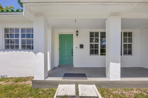 House in Miami, Florida 4 bedrooms, 152.45 sq.m. № 2073071 - photo 4