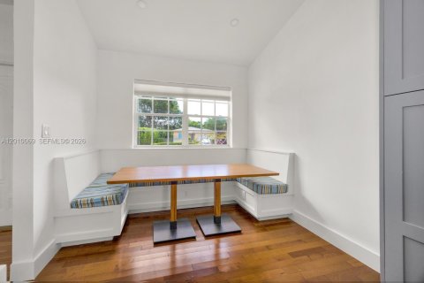 House in Miami, Florida 4 bedrooms, 152.45 sq.m. № 2073071 - photo 10