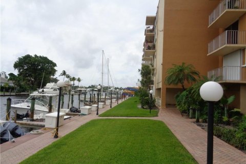 Condominio en alquiler en Fort Lauderdale, Florida, 2 dormitorios, 78.04 m2 № 2260152 - foto 16