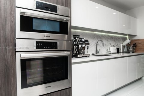 Condominio en venta en Miami, Florida, 3 dormitorios, 203.27 m2 № 2185828 - foto 4