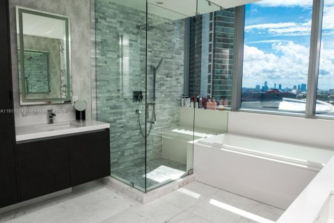 Condominio en venta en Miami, Florida, 3 dormitorios, 203.27 m2 № 2185828 - foto 13