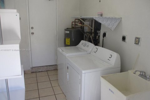 House in Miami, Florida 4 bedrooms, 95.22 sq.m. № 1874495 - photo 27