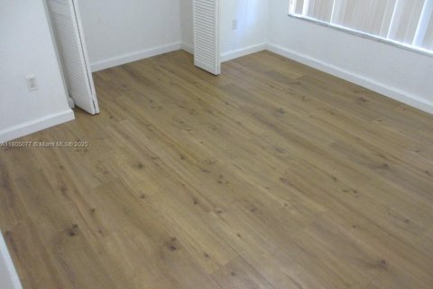 House in Miami, Florida 4 bedrooms, 95.22 sq.m. № 1874495 - photo 24