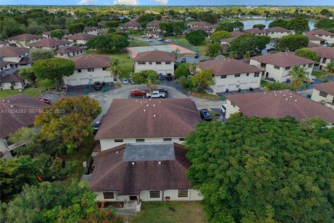 Купить таунхаус в Майами, Флорида 2 спальни, 98.2м2, № 1983504 - фото 23