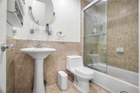 Купить таунхаус в Майами, Флорида 2 спальни, 98.2м2, № 1983504 - фото 16