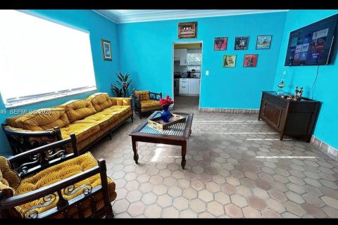 Villa ou maison à louer à Miami, Floride: 3 chambres, 227.61 m2 № 2048386 - photo 2
