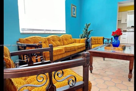 Villa ou maison à louer à Miami, Floride: 3 chambres, 227.61 m2 № 2048386 - photo 3