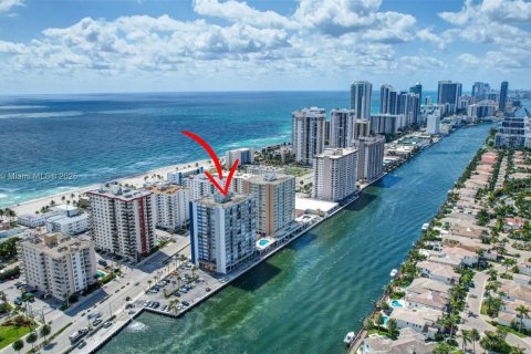 Condo in Hollywood, Florida, 1 bedroom  № 1726920 - photo 24