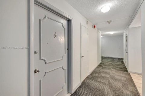 Condo in Hollywood, Florida, 1 bedroom  № 1726920 - photo 19
