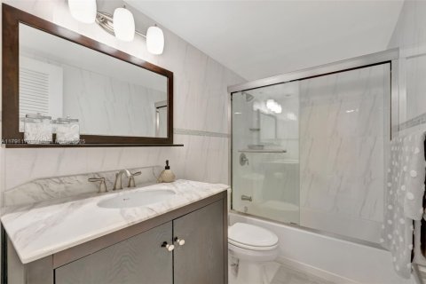 Condo in Hollywood, Florida, 1 bedroom  № 1726920 - photo 17