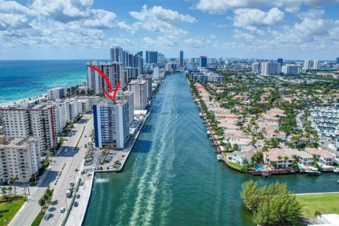 Condo in Hollywood, Florida, 1 bedroom  № 1726920 - photo 28