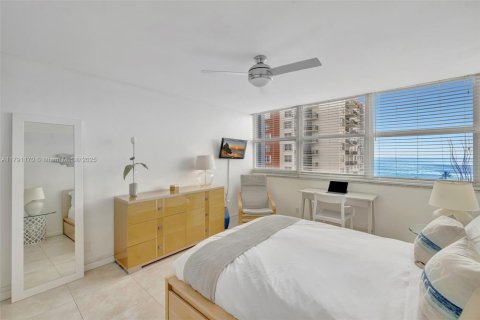 Condo in Hollywood, Florida, 1 bedroom  № 1726920 - photo 15