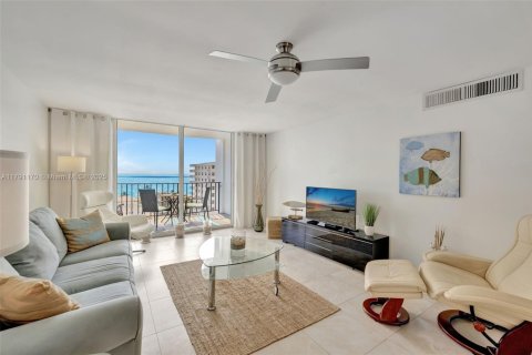 Condo in Hollywood, Florida, 1 bedroom  № 1726920 - photo 2