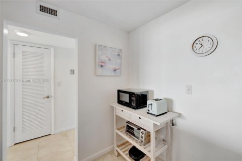 Condo in Hollywood, Florida, 1 bedroom  № 1726920 - photo 9