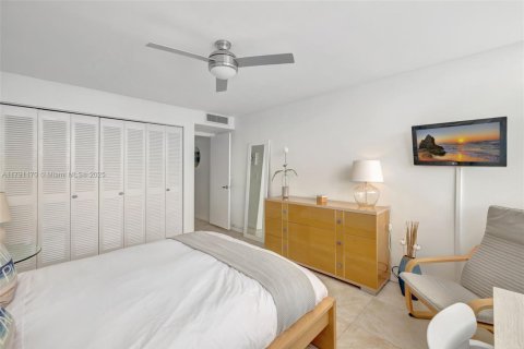 Condo in Hollywood, Florida, 1 bedroom  № 1726920 - photo 16