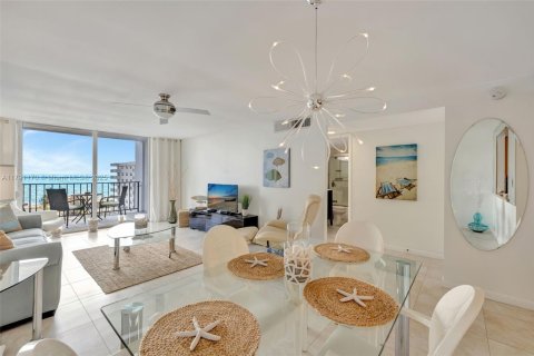 Condo in Hollywood, Florida, 1 bedroom  № 1726920 - photo 1