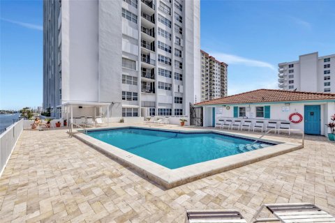 Condo in Hollywood, Florida, 1 bedroom  № 1726920 - photo 21