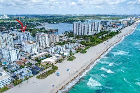 Condo in Hollywood, Florida, 1 bedroom  № 1726920 - photo 25