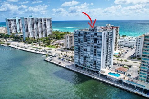 Condo in Hollywood, Florida, 1 bedroom  № 1726920 - photo 27