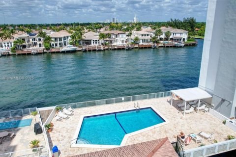 Condo in Hollywood, Florida, 1 bedroom  № 1726920 - photo 22