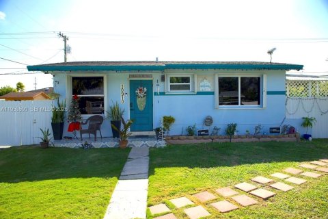 Villa ou maison à vendre à Miami, Floride: 4 chambres, 128.21 m2 № 2008305 - photo 2