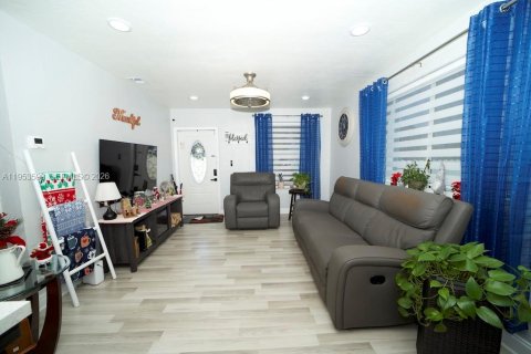 Villa ou maison à vendre à Miami, Floride: 4 chambres, 128.21 m2 № 2008305 - photo 5