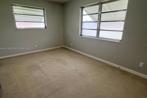 Villa ou maison à louer à Hollywood, Floride: 2 chambres, 120.22 m2 № 2172266 - photo 11