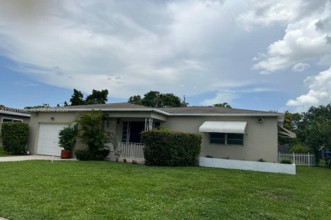 Villa ou maison à louer à Hollywood, Floride: 2 chambres, 120.22 m2 № 2172266 - photo 2