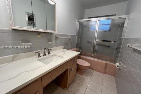 Villa ou maison à louer à Hollywood, Floride: 2 chambres, 120.22 m2 № 2172266 - photo 15