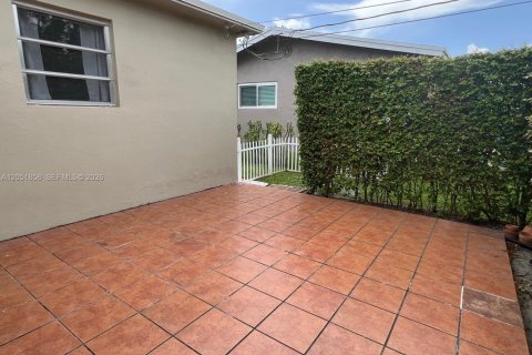 Villa ou maison à louer à Hollywood, Floride: 2 chambres, 120.22 m2 № 2172266 - photo 21