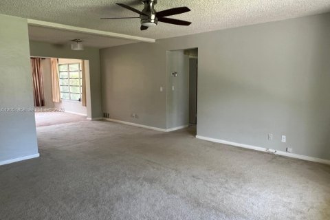 Villa ou maison à louer à Hollywood, Floride: 2 chambres, 120.22 m2 № 2172266 - photo 4