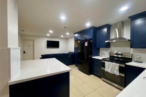 Дом в Мирамар, Флорида 3 спальни, 195.37м2 № 2003750