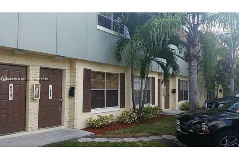 Adosado en alquiler en Plantation, Florida, 2 dormitorios, 87.14 m2 № 1947104 - foto 1