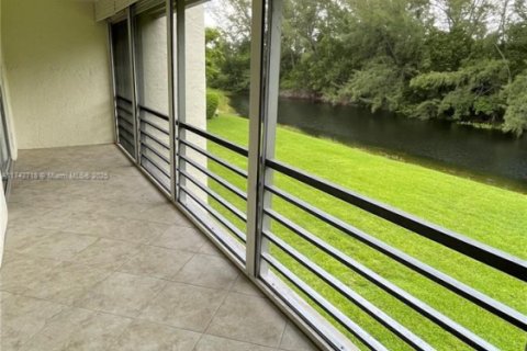 Condo in West Palm Beach, Florida, 2 bedrooms  № 1865367 - photo 24