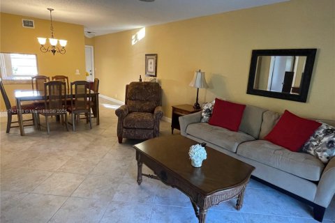 Condo in West Palm Beach, Florida, 2 bedrooms  № 1865367 - photo 4