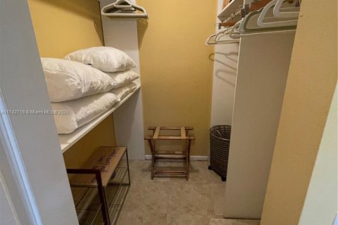 Condo in West Palm Beach, Florida, 2 bedrooms  № 1865367 - photo 11