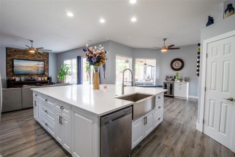Купить виллу или дом в Хомстед, Флорида 5 спален, 276.2м2, № 2153720 - фото 11