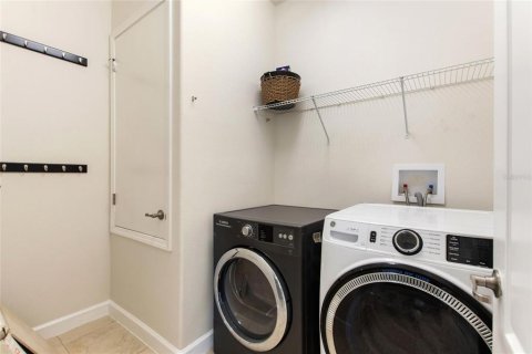 Casa en venta en Davenport, Florida, 5 dormitorios, 301.1 m2 № 2110380 - foto 19