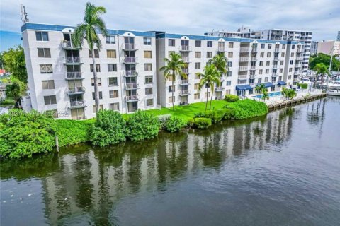 Condo in Miami, Florida, 2 bedrooms  № 1973464 - photo 14