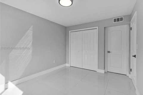 Condo in Miami, Florida, 2 bedrooms  № 1973464 - photo 10