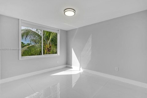 Condo in Miami, Florida, 2 bedrooms  № 1973464 - photo 9