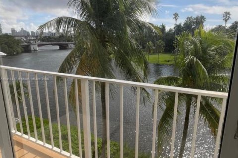 Condo in Miami, Florida, 2 bedrooms  № 1973464 - photo 13