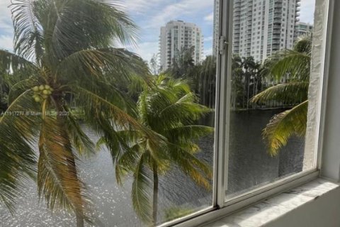 Condo in Miami, Florida, 2 bedrooms  № 1973464 - photo 11